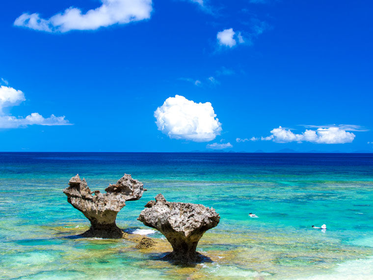 古宇利島「心型岩」
天然海蝕岩石宛如一對愛心,搭配清澈海水與湛藍天空,是情侶們最愛的浪漫打卡熱點。 古宇利島「心型岩」
天然海蝕岩石宛如一對愛心,搭配清澈海水與湛藍天空,是情侶們最愛的浪漫打卡熱點。