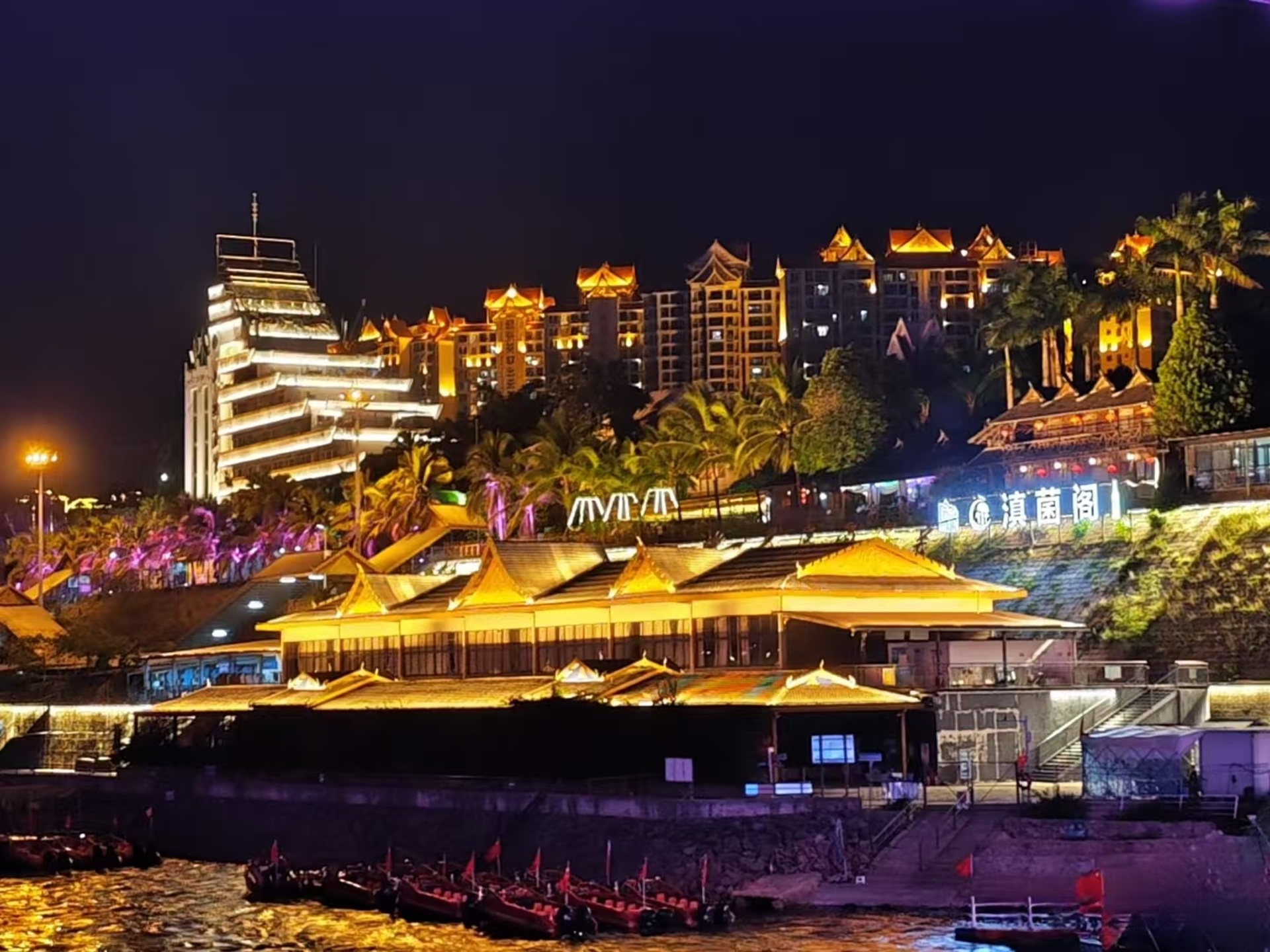 主打光影美學,星光夜市的璀璨燈火倒映江面,版納大橋霓虹閃爍,傣家竹樓點亮暖黃燈光,江風拂面時可見光影隨水波盪漾,兼具市井菸火與浪漫氛圍 主打光影美學,星光夜市的璀璨燈火倒映江面,版納大橋霓虹閃爍,傣家竹樓點亮暖黃燈光,江風拂面時可見光影隨水波盪漾,兼具市井菸火與浪漫氛圍