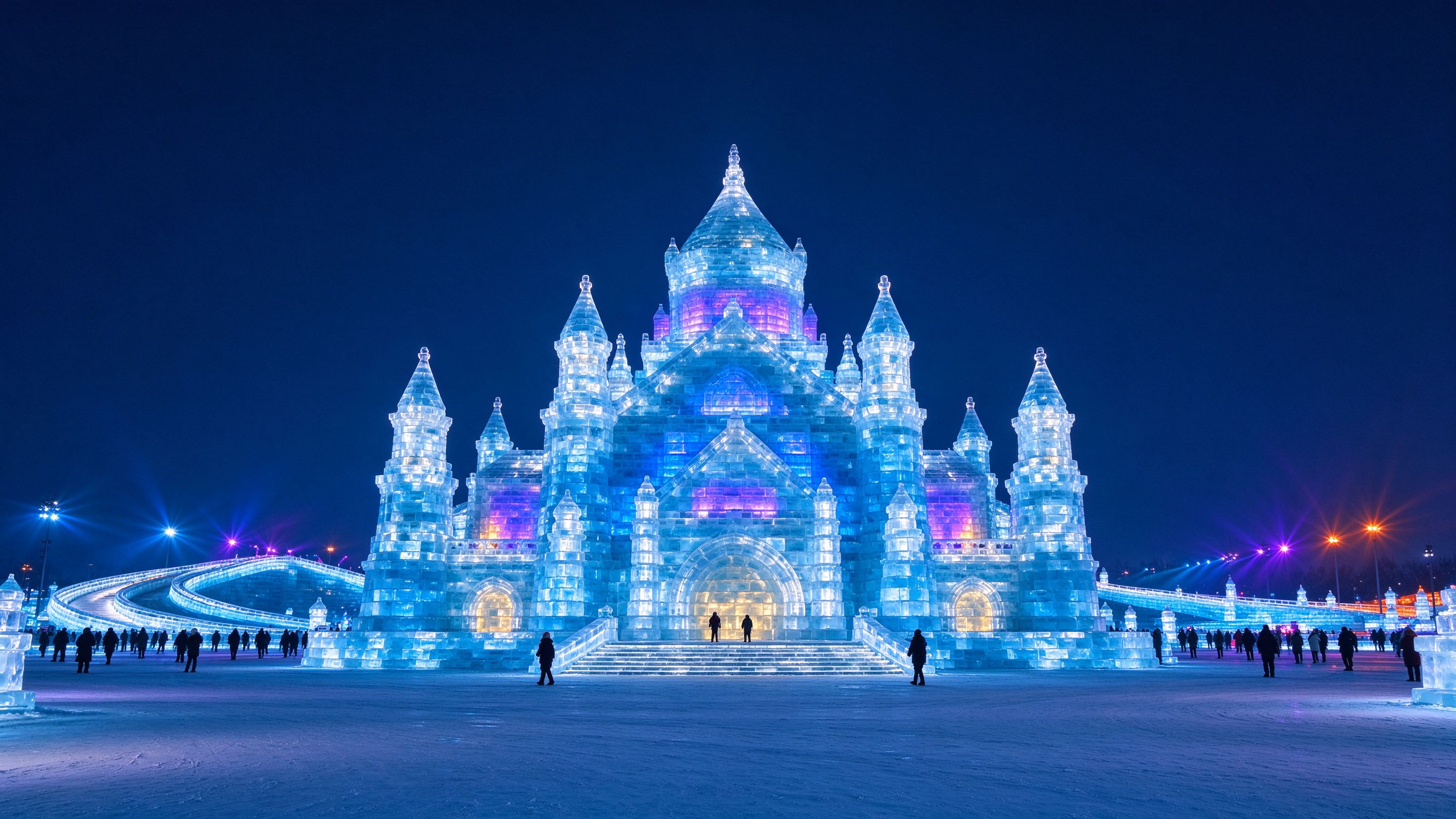 一江寒冰築一城童話。冰雪大世界，冰雕城堡燈火璀璨，超長冰滑梯暢快飛馳，沉浸式感受北國冬日限定浪漫。