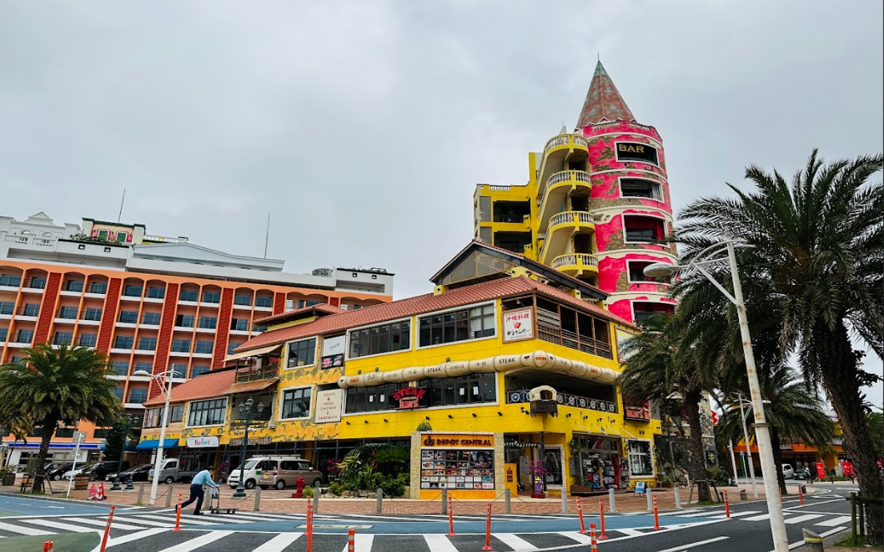 沖繩觀光巴士南北路線1日遊: 玉泉洞, DMM水族館, 瀨長島 & 萬座毛, 美麗海水族館, 美國村