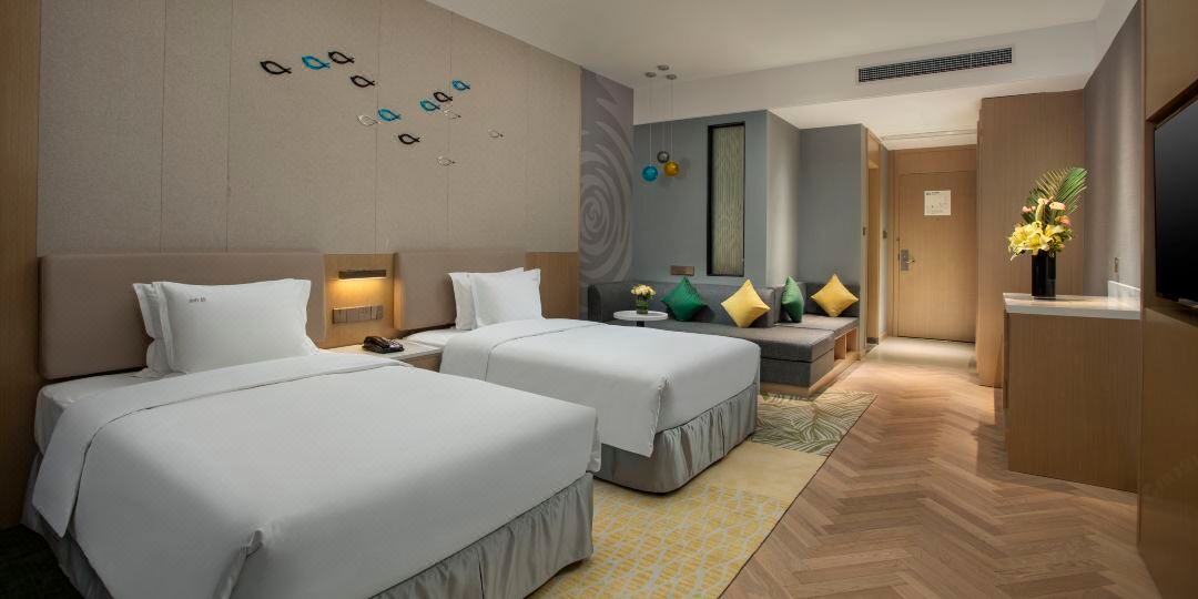 【】Shanghai Dishui Lake Holiday Inn