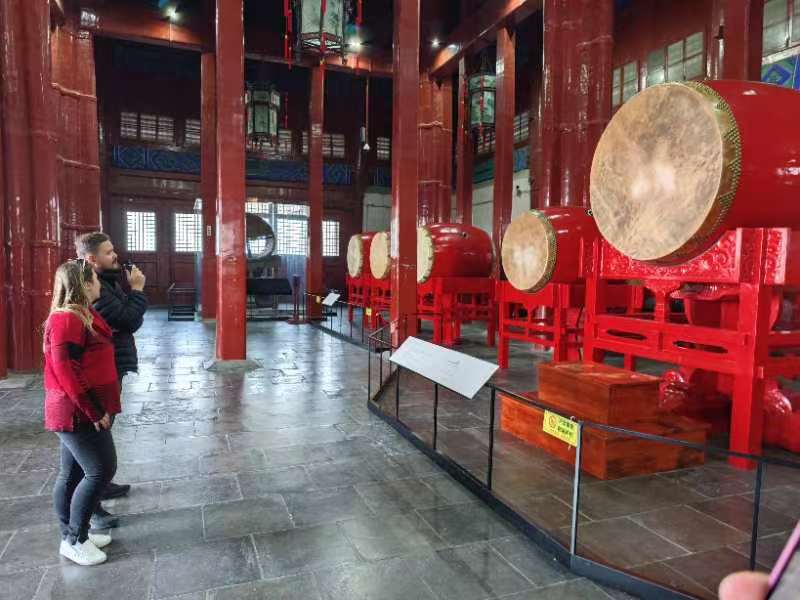 Drum Tower: Leaving the Lama Temple, we come to the Drum Tower. This ancient timekeeping building has gone through the test of time and witnessed the vicissitudes of Beijing. Climb up the Drum Tower and walk up the wooden stairs. You can hear the echo of 