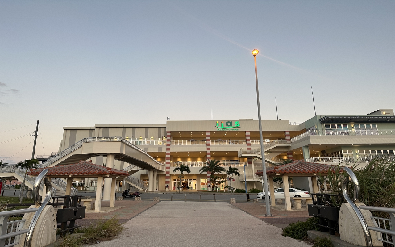 沖繩觀光巴士南北路線1日遊: 玉泉洞, DMM水族館, 瀨長島 & 萬座毛, 美麗海水族館, 美國村