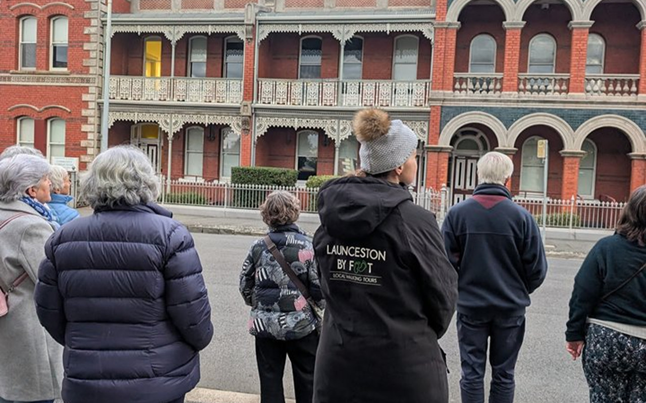 漫步於陰暗的歷史建築外牆，聆聽令人毛骨悚然的當地囚犯傳說