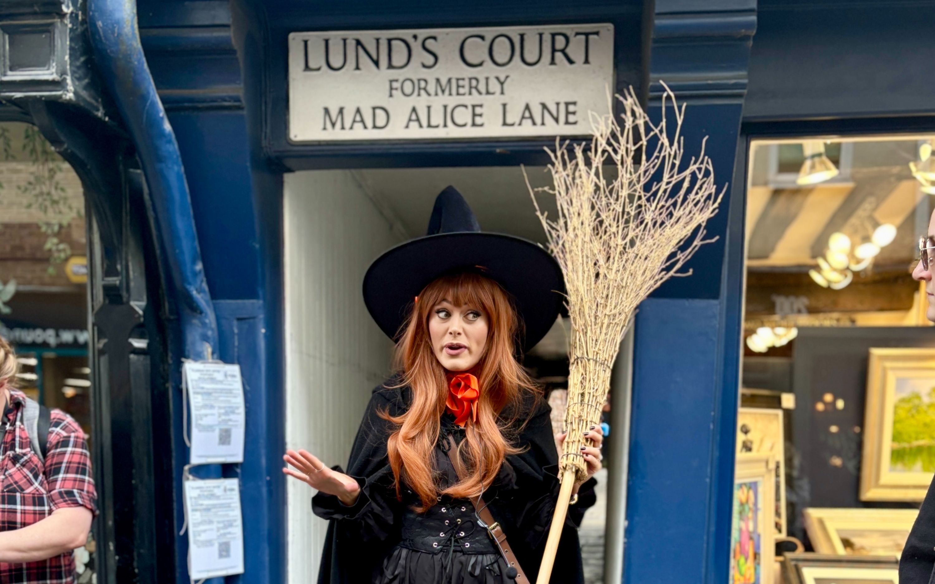 聆聽令人毛骨悚然的鬼故事，並參觀城市各處的歷史遺蹟