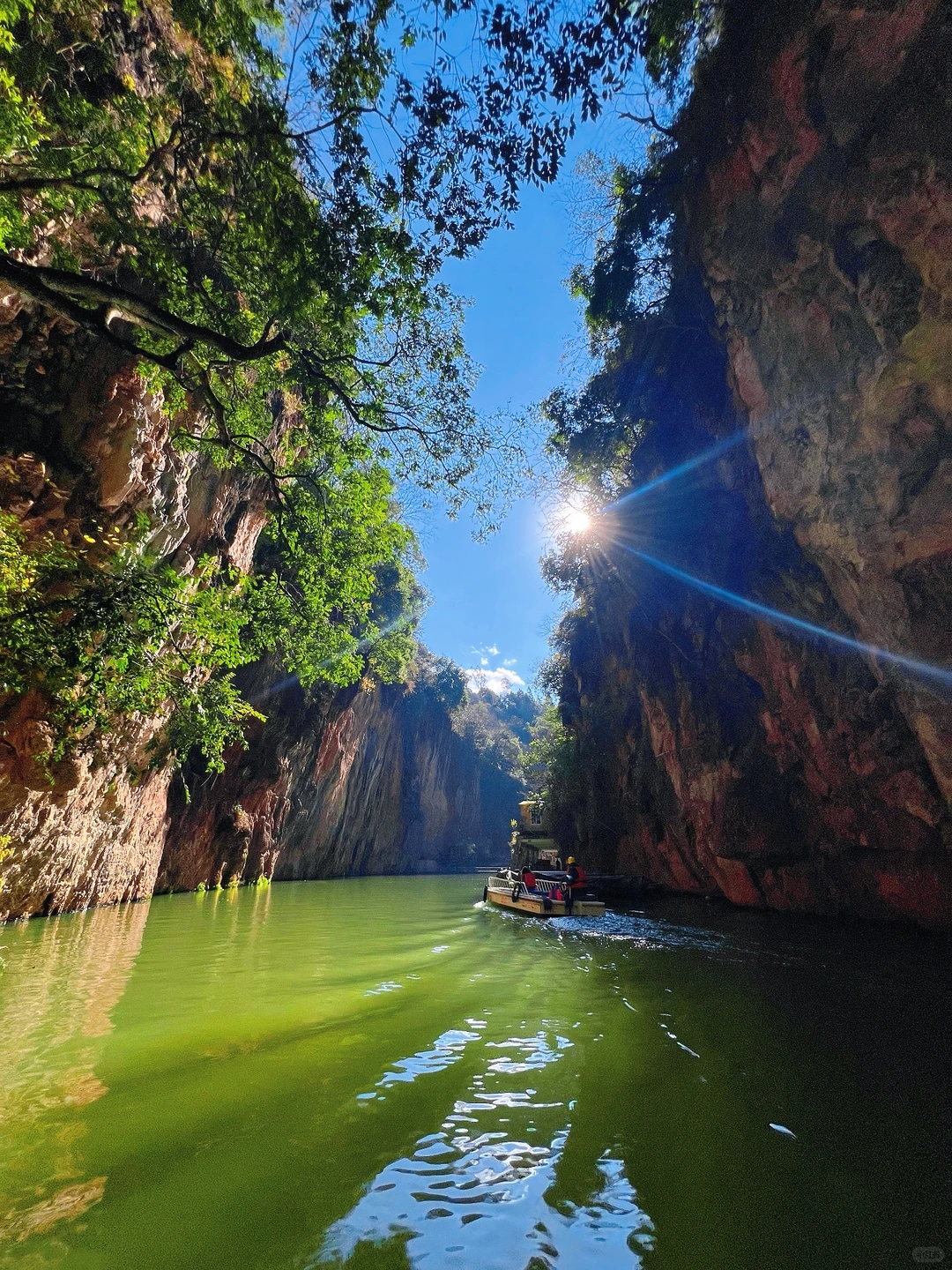 漫步疊虹橋,腳下是落滿楓葉的石板路,陽光透過枝葉灑下來,暖融融的落在肩頭,隨手拍都是氛圍感大片。 漫步疊虹橋,腳下是落滿楓葉的石板路,陽光透過枝葉灑下來,暖融融的落在肩頭,隨手拍都是氛圍感大片。