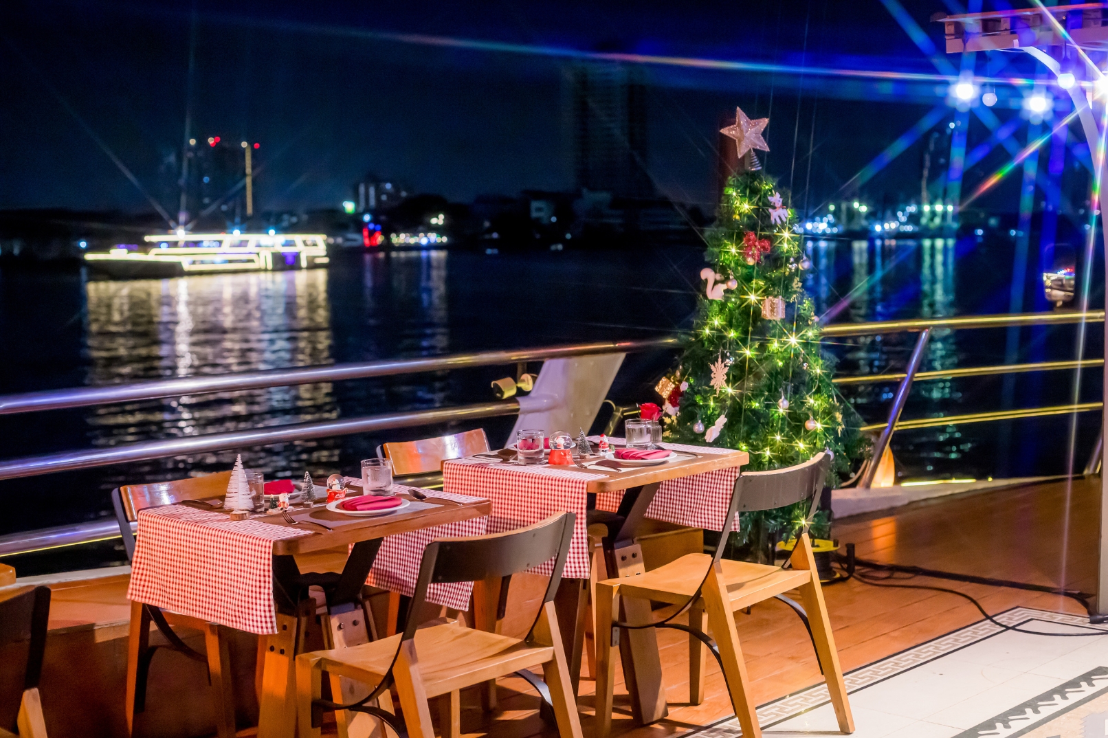 高級座位可用於特殊場合。您可欣賞一覽無餘的河景,同時美妙的音樂將提升您的用餐體驗。 高級座位可用於特殊場合。您可欣賞一覽無餘的河景,同時美妙的音樂將提升您的用餐體驗。