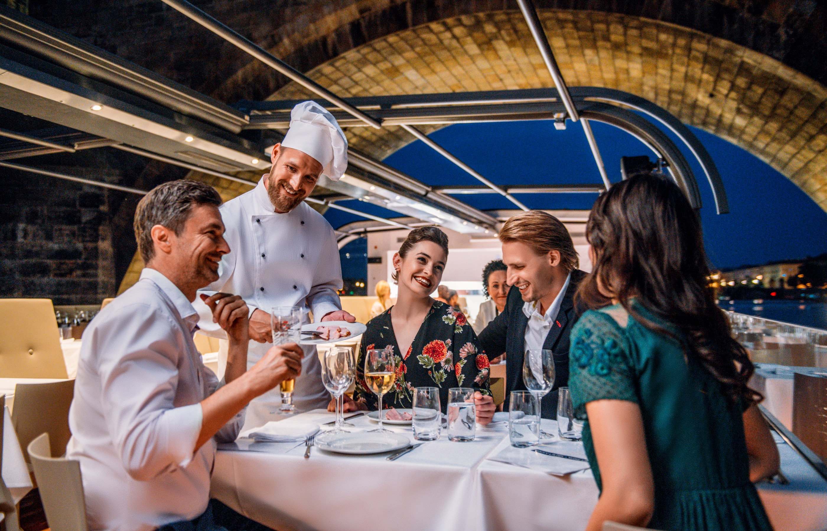 在黃昏時分，一邊品嚐普羅塞克葡萄酒，一邊欣賞音樂，並在布拉格的標誌性地標旁享用晚餐