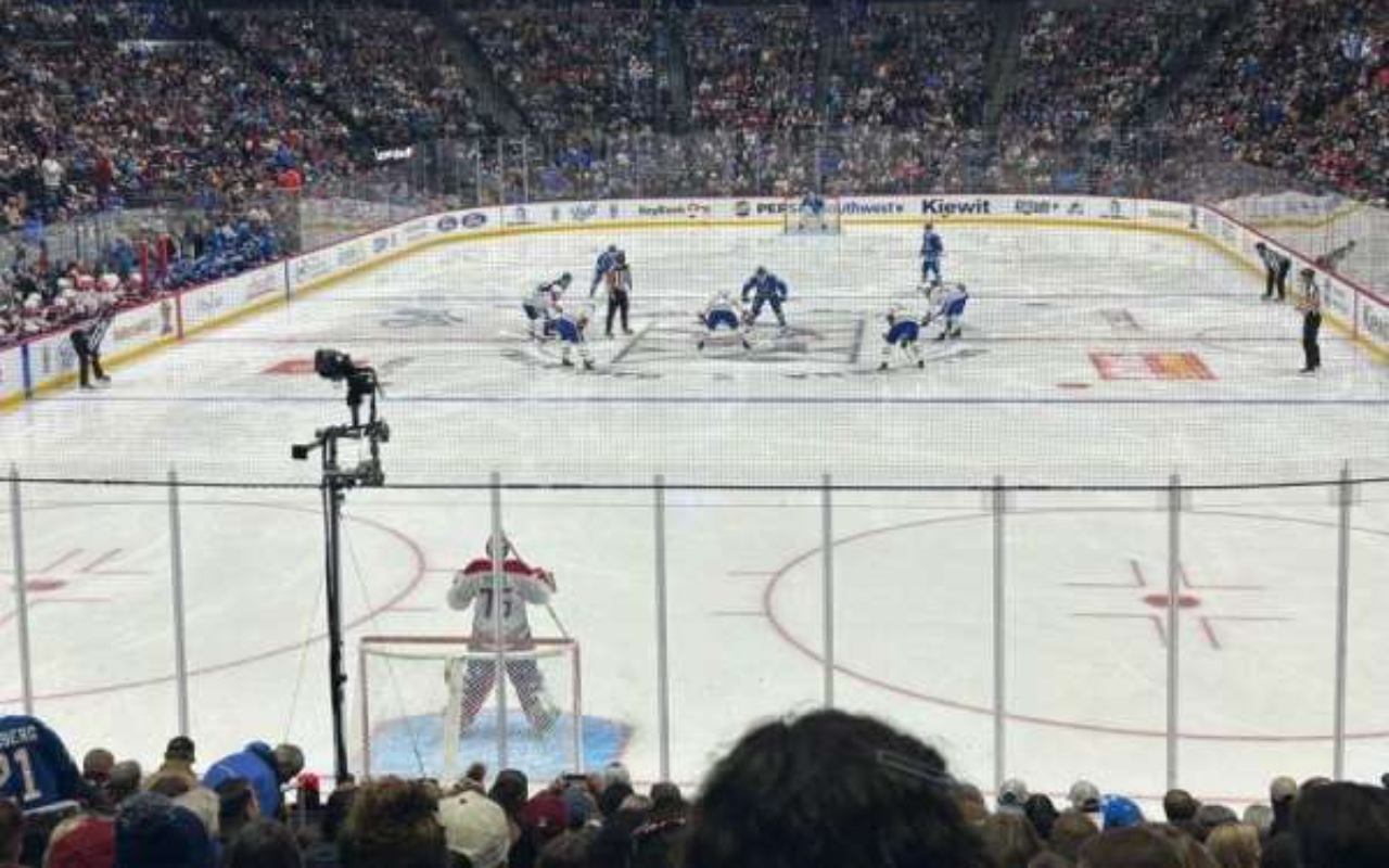 在鄰近座位感受得分機會的緊張刺激,以及門前混亂的激烈攻防。 在鄰近座位感受得分機會的緊張刺激,以及門前混亂的激烈攻防。