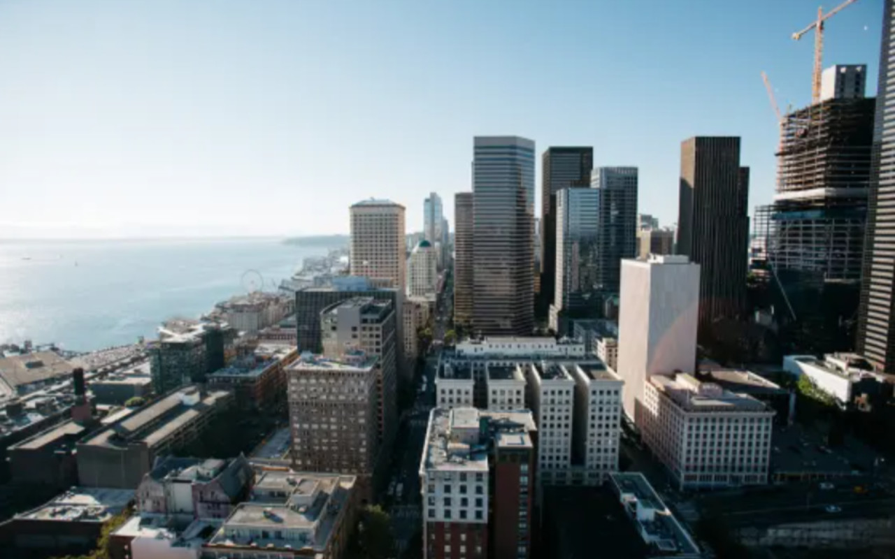 驚嘆於西雅圖令人屏息的城市天際線，一路延伸至波光粼粼的海灣。