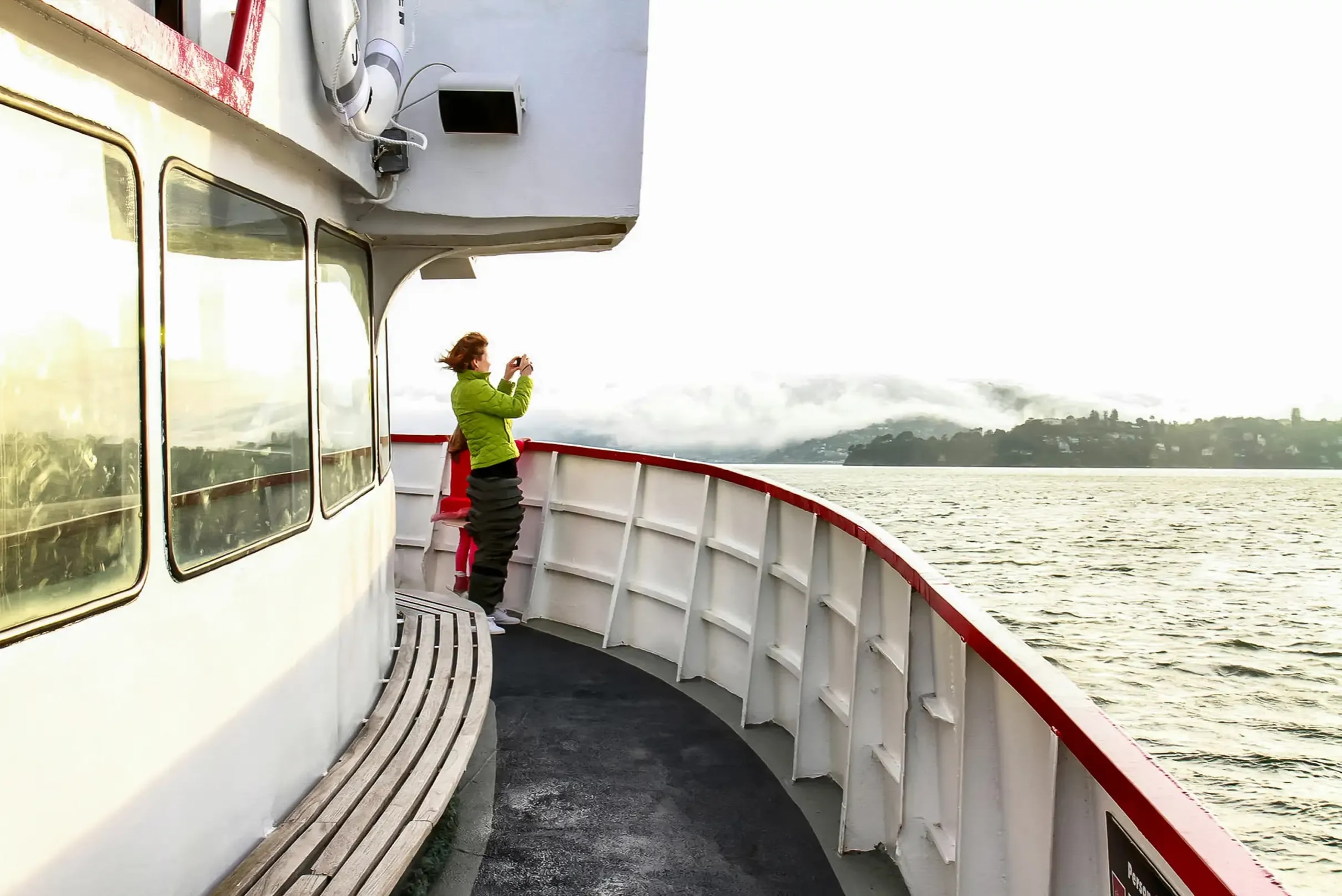 在船上捕捉令人驚歎的美景，乘客們紛紛拍下發光地平線的美麗照片