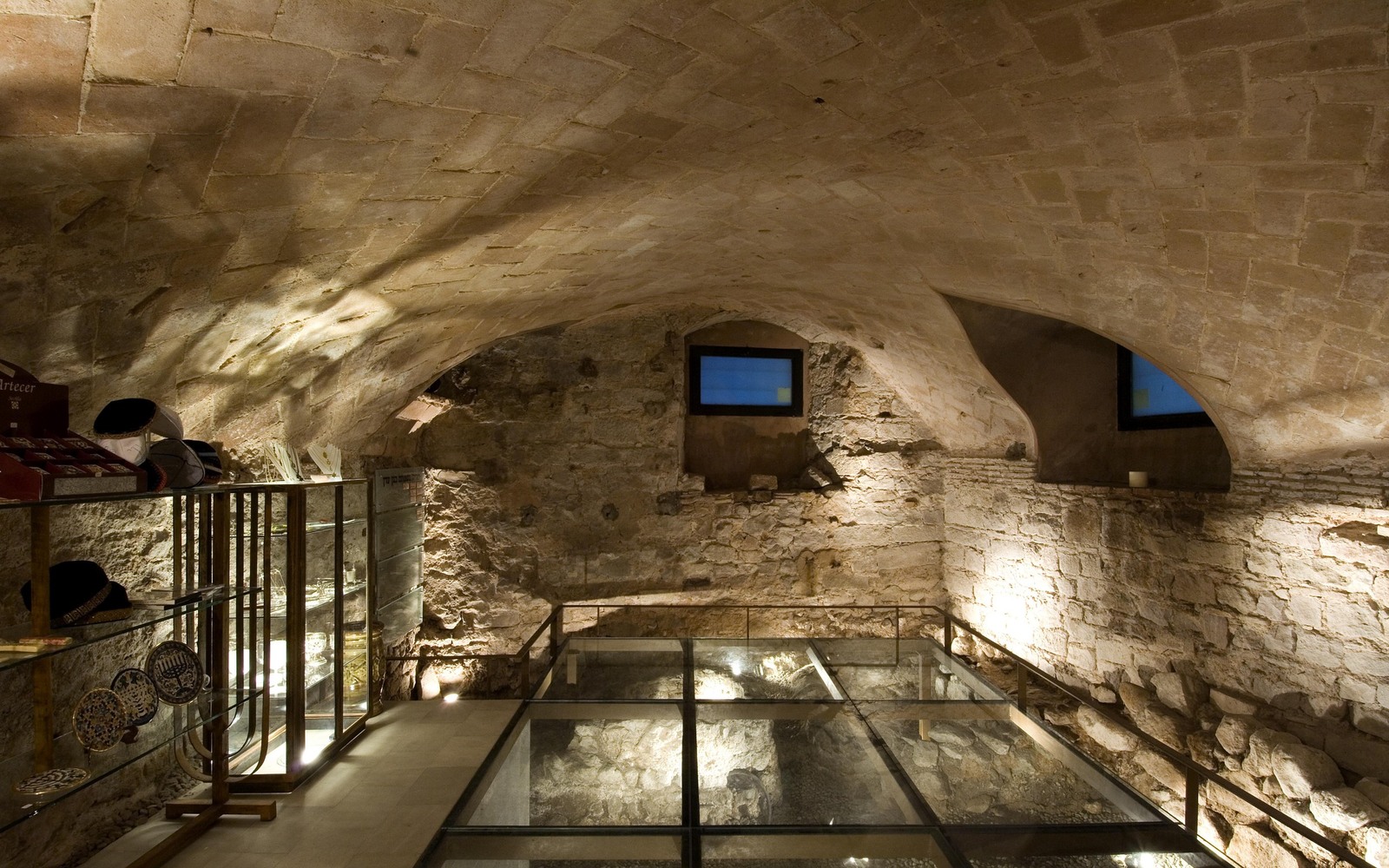 深入探索巴塞隆納中世紀猶太區的豐富文化底蘊,此區域保存完好,提供寓教於樂的參觀體驗。 深入探索巴塞隆納中世紀猶太區的豐富文化底蘊,此區域保存完好,提供寓教於樂的參觀體驗。