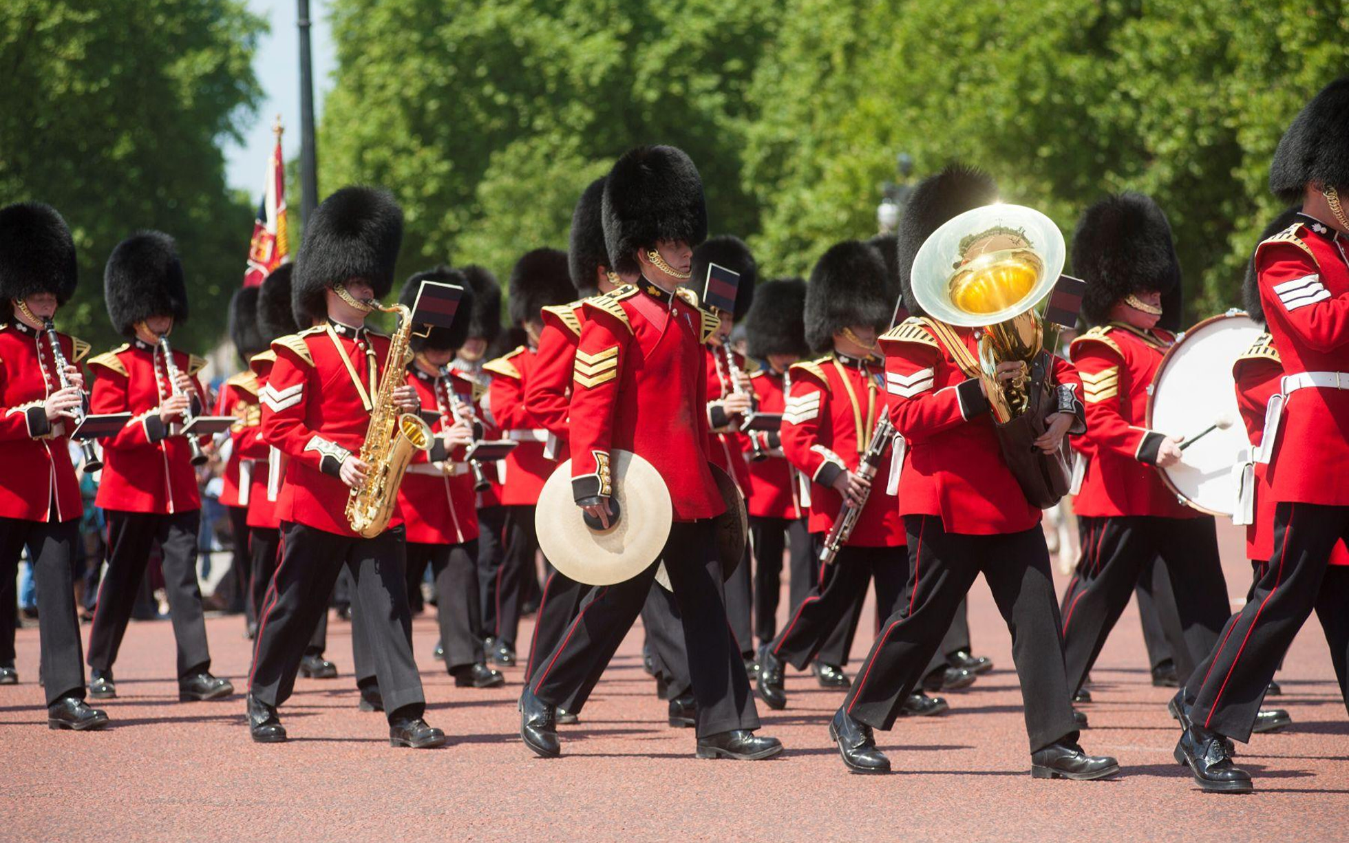 Changing of the Guards Walking Tour with King's Gallery & Royal Mews