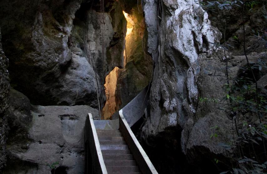 拉布安巴佐Rangko Cave洞穴 & 鏡石洞（Gua Cermin）& Sylvia Hill & Tenun House & Kampung Ujung海灘一日遊