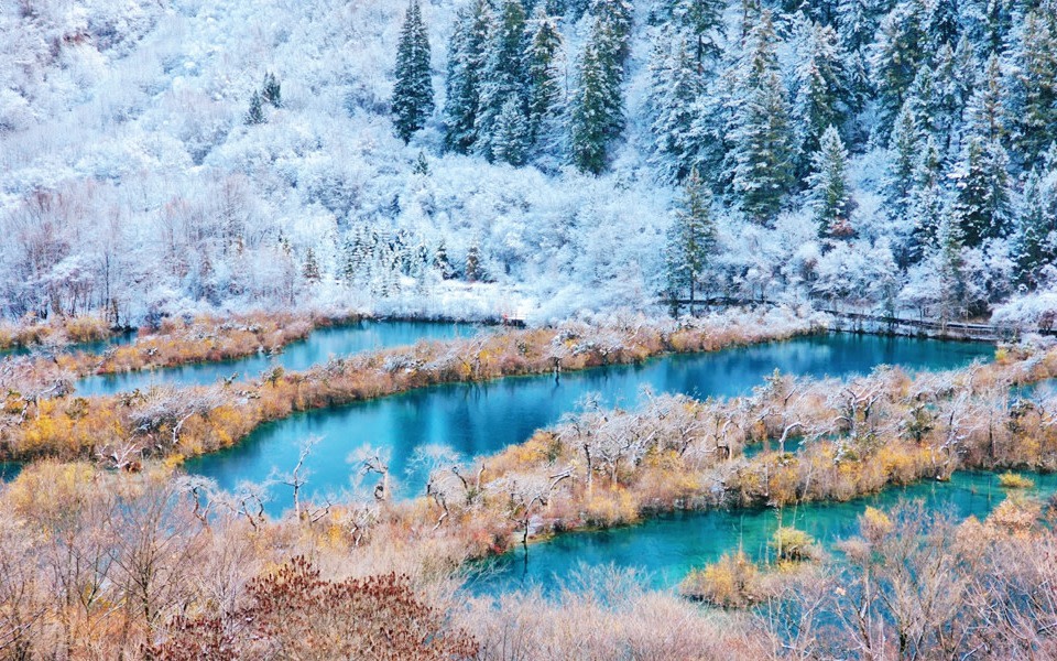 3/4-Day Sichuan Jiuzhaigou and Huanglong Tour (Optional High-Speed Rail Round Trip + Luxury Hotel Stay + Tibetan Outfit Photoshoot + Ancient Village Horseback Riding + Huanglong + Fun Dujiangyan Explanation + Four Sisters Mountain)