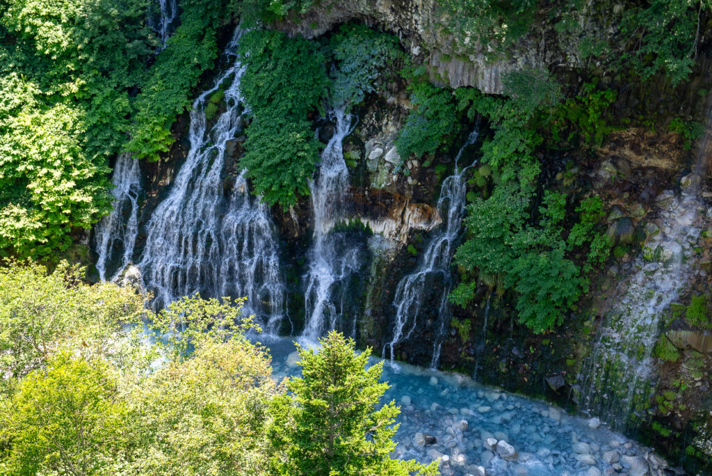 湛藍河水與白色瀑布交織，宛如一幅天然水彩畫。