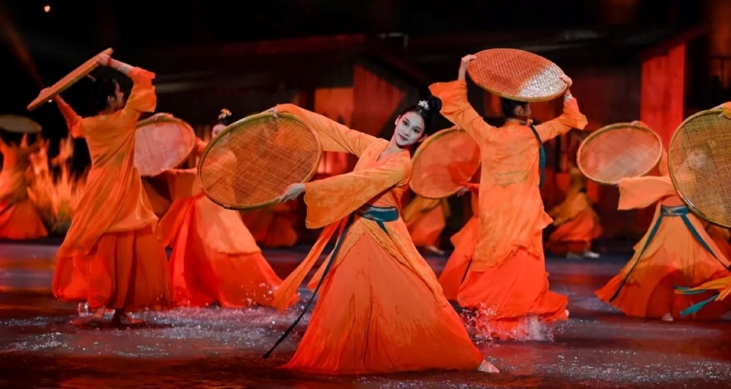 舞者們以橙色漢服、竹編圓笠為道具,在水臺翩翩起舞。靈動身姿與水花相映,演繹潮汕漁家生活韻味,將傳統勞作場景藝術化,用柔美舞蹈展現潮汕女性的溫婉與靈動,傳遞民俗文化中的詩意日常 舞者們以橙色漢服、竹編圓笠為道具,在水臺翩翩起舞。靈動身姿與水花相映,演繹潮汕漁家生活韻味,將傳統勞作場景藝術化,用柔美舞蹈展現潮汕女性的溫婉與靈動,傳遞民俗文化中的詩意日常