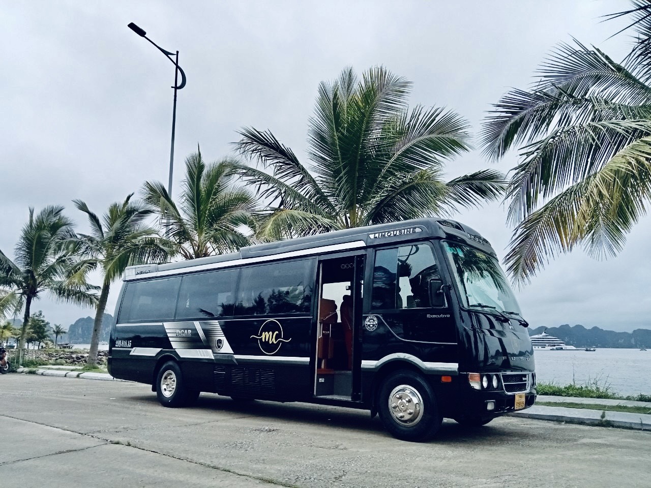 您的旅程從這裡開始！我們的豪華空氣懸架豪華轎車在高速公路上提供寬敞且極致舒適的乘坐體驗。在專業司機的駕駛下，您可以放鬆身心，享受安全、安穩的睡眠。這是時尚出行的終極方式。
