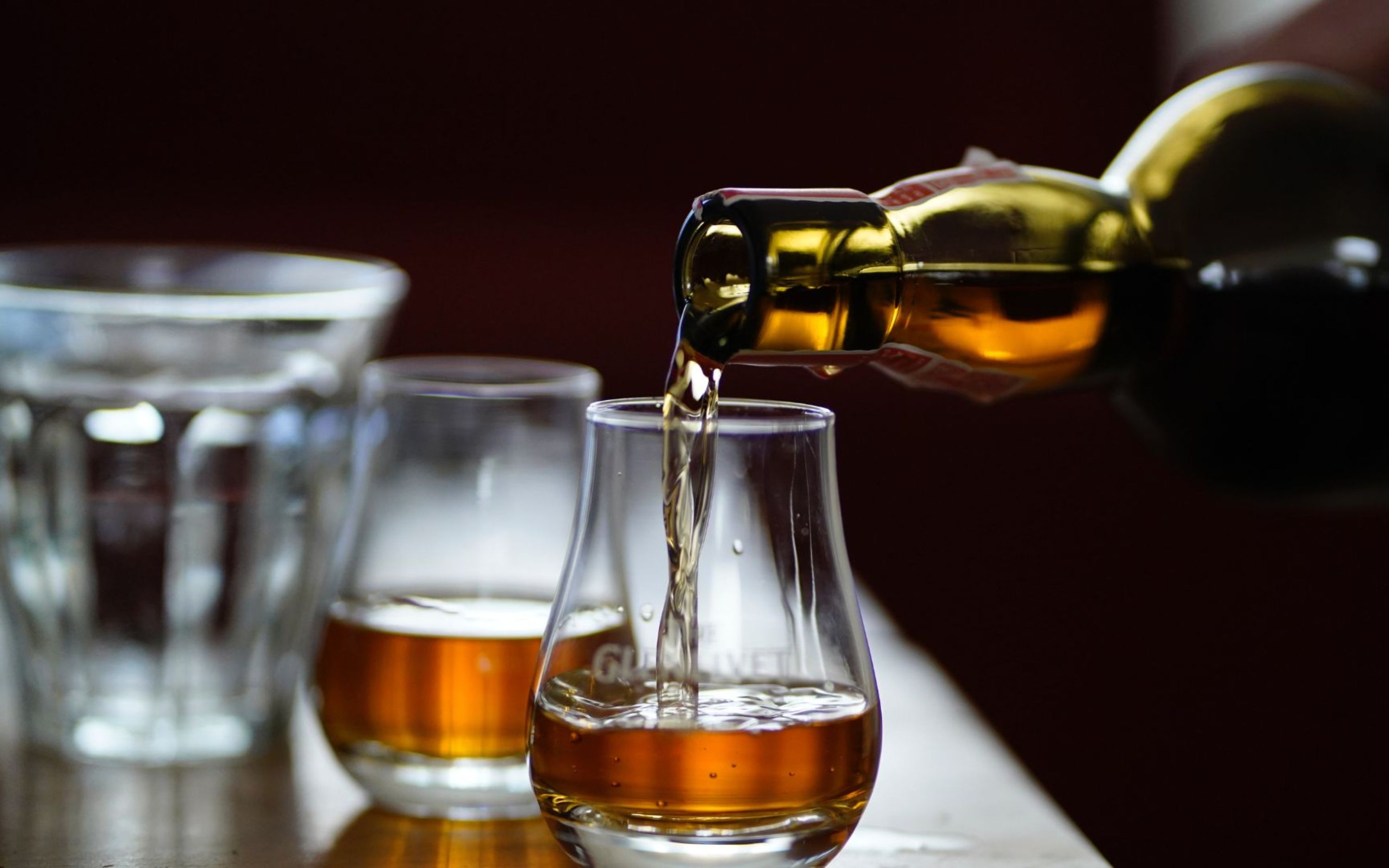 品味威士忌醇厚濃郁的煙燻風味，每一滴都蘊含著傳統工藝、橡木桶的淬煉與時間的沉澱！