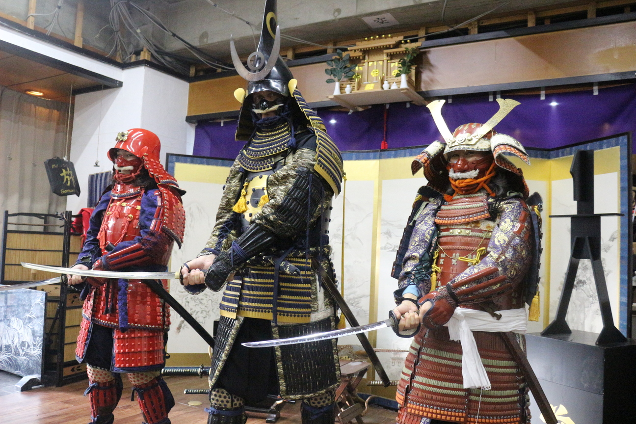 大阪城附近武士道盔甲射擊和武士刀體驗