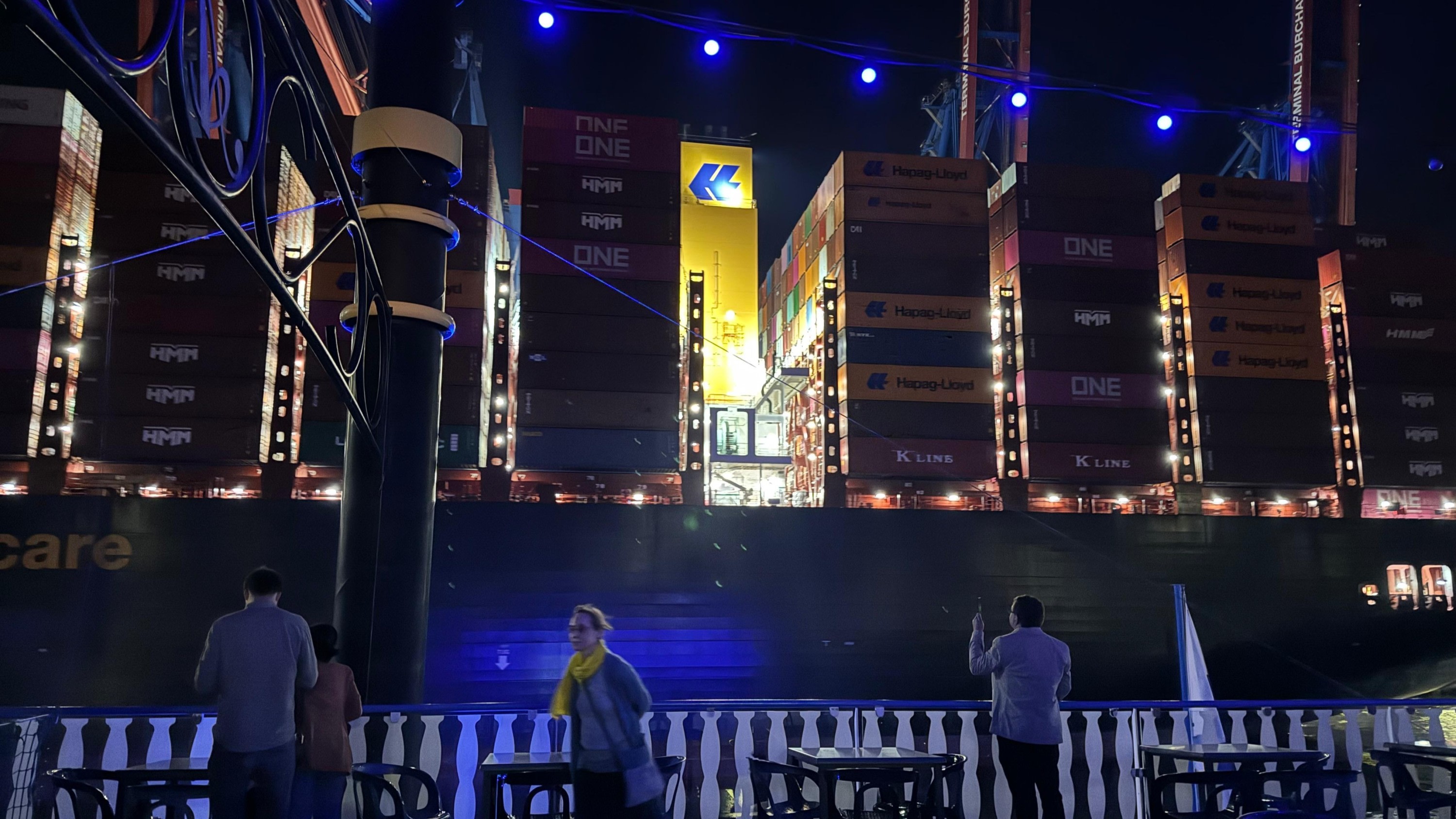 漢堡港 (Hamburg) 巨型貨櫃堆疊在燈光照耀下,展現貿易實力與夜間之美。 漢堡港 (Hamburg) 巨型貨櫃堆疊在燈光照耀下,展現貿易實力與夜間之美。