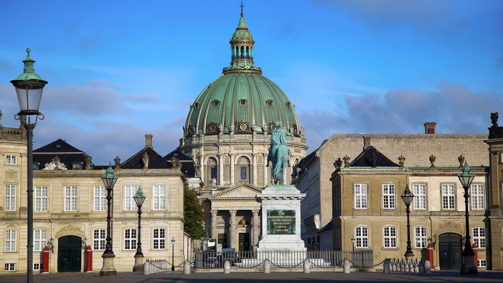 庫爾腓特烈教堂（Frederik's Church），又名大理石教堂（Marble Church），是哥本哈根一座宏偉的巴洛克式傑作，擁有斯堪地那維亞最大的圓頂之一，營造出寧靜而莊嚴的氛圍。