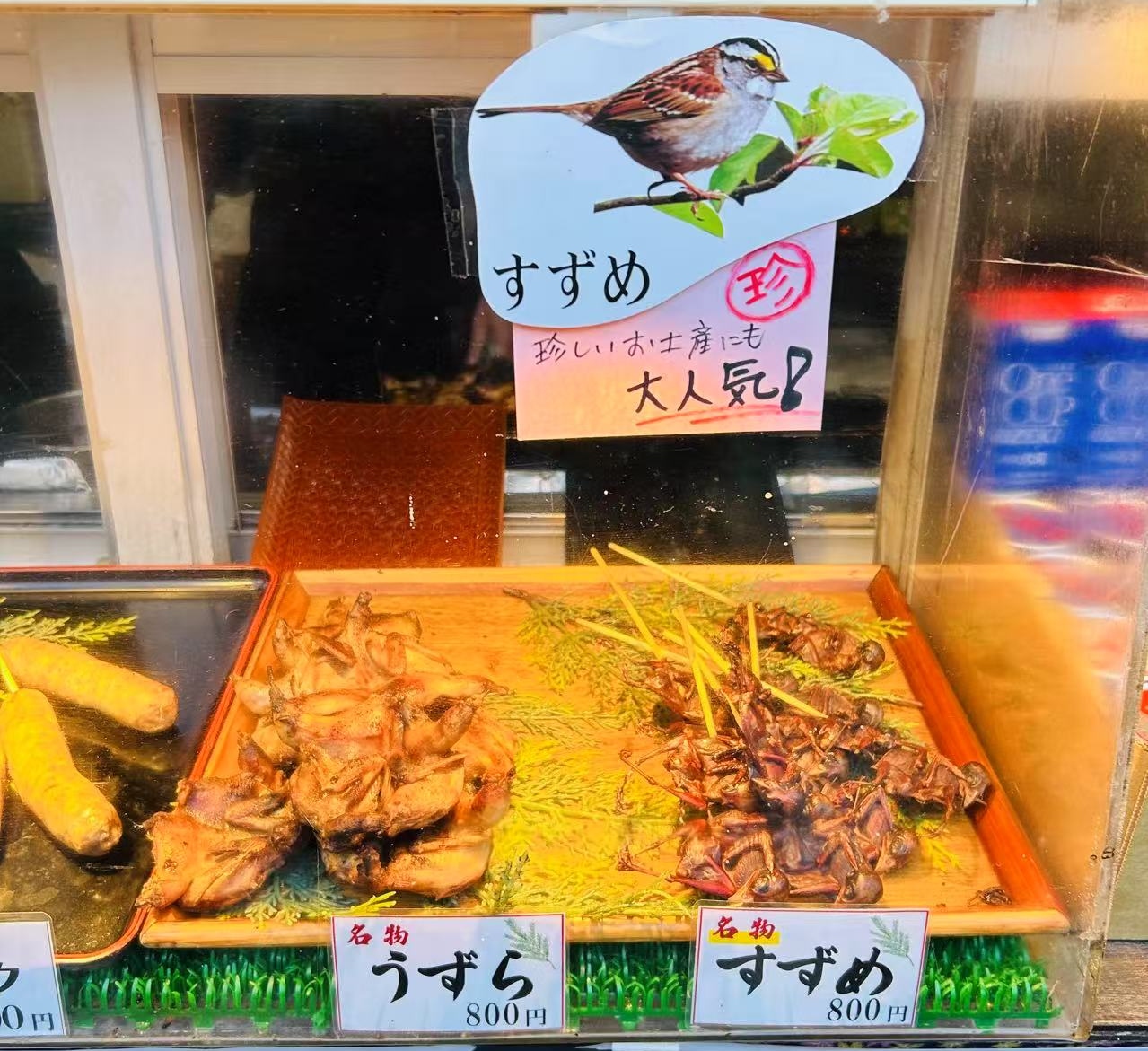 在楓葉季期間，有許多美食攤位，您可以在這裡品嚐各種當地小吃