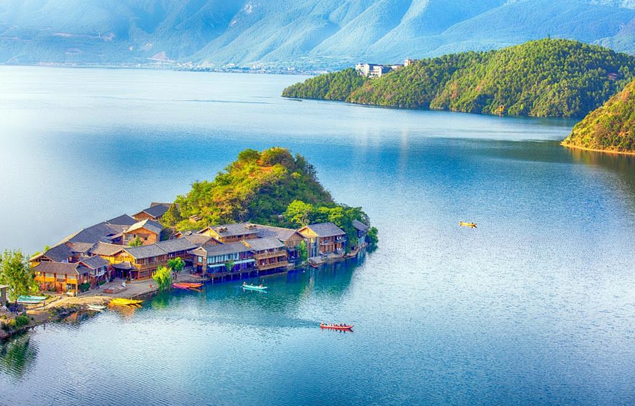 【瀘沽湖觀景臺】是觀賞和拍攝瀘沽湖全景的最佳位置之
一。這裡視野非常開闊,可以遠眺裡格半島與裡格灣的壯麗景色。 【瀘沽湖觀景臺】是觀賞和拍攝瀘沽湖全景的最佳位置之
一。這裡視野非常開闊,可以遠眺裡格半島與裡格灣的壯麗景色。