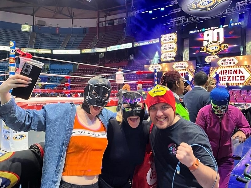 粉絲們戴著色彩鮮豔的面具排隊等候，興奮地期待著今晚的史詩級對決