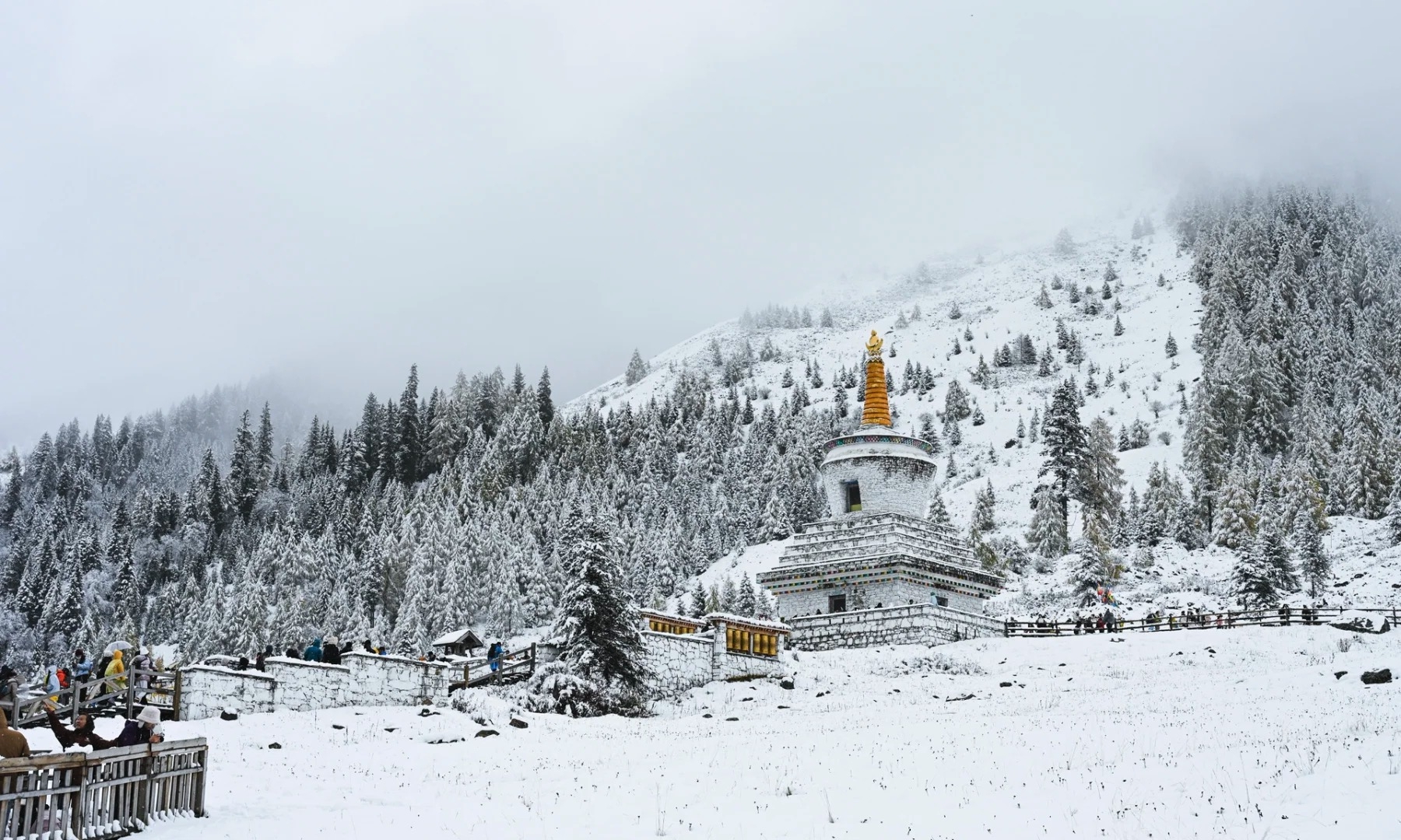 雪裹住山的輪廓，白塔頂著金頂立在霧裡，連風都帶著安靜的虔誠