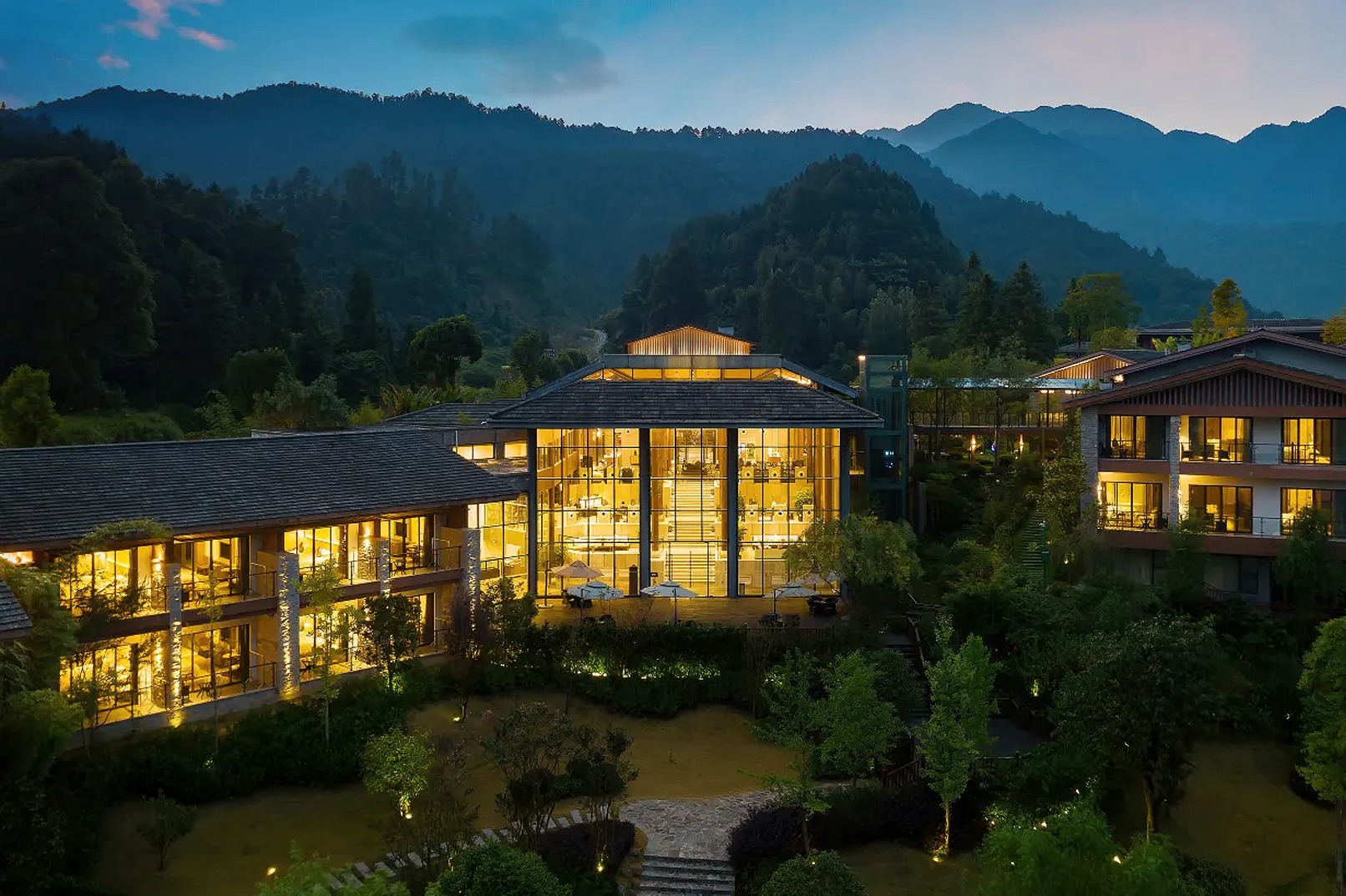 梵淨山博銳度假飯店：錯落有致的建築群隱於山水間，推窗即是梵淨山風光，讓人如臨仙境，盡情享受山水間的無限樂趣。