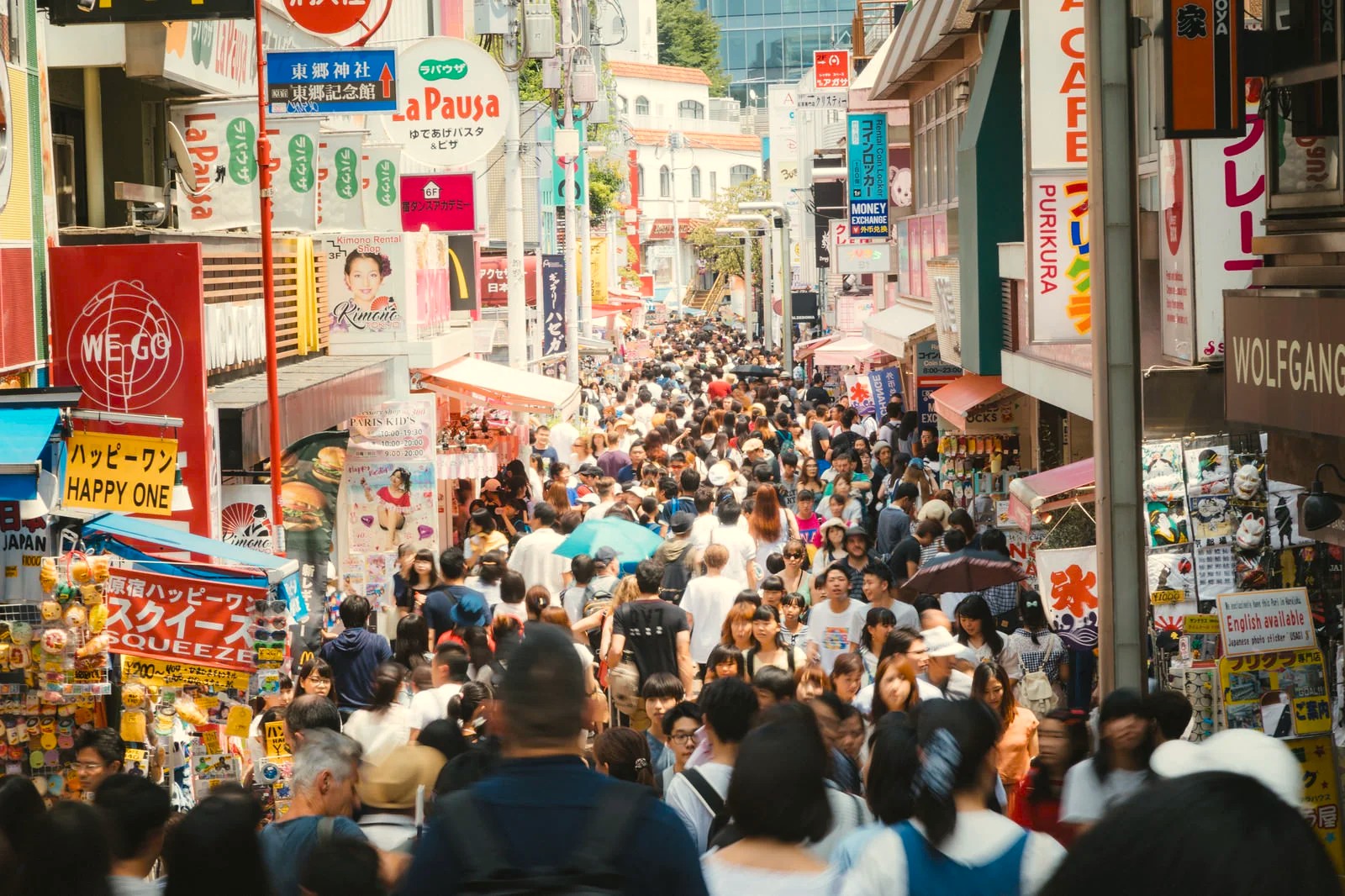 漫步在充滿活力的竹下通，這裡是原宿青少年流行文化的中心，到處都是色彩繽紛的甜點、可愛時尚和最新的年輕潮流，深受遊客和當地人的喜愛。