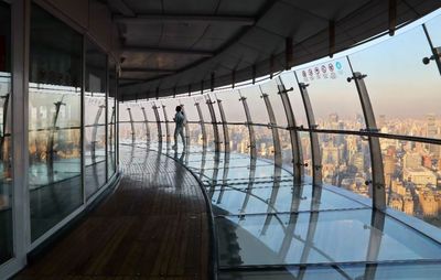 全透明玻璃步道延伸出觀景臺，遊客可 360° 俯瞰黃浦江兩岸全景，腳下是繁華都市景觀，帶來 “雲端漫步” 的視覺刺激