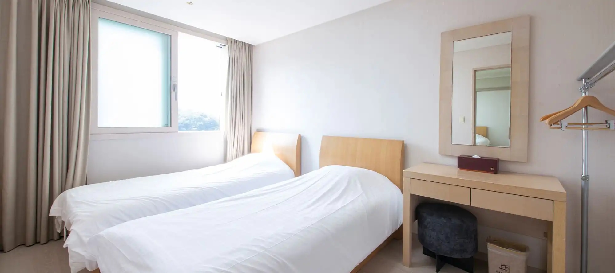 簡約風格臥室，採光充足，坐擁 Elysian 山坡美景，讓您盡享寧靜清新的休憩時光。