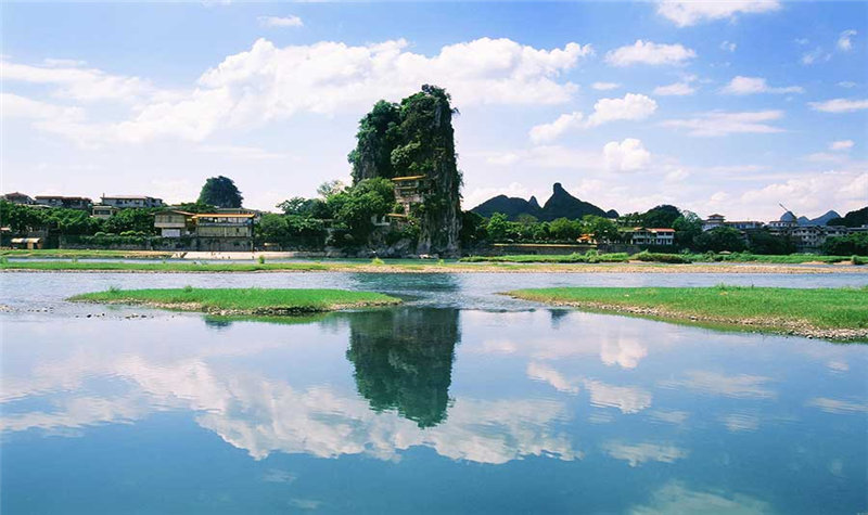 伏波山：坐落於灕江畔，孤峰雄峙，因漢代伏波將軍馬援的傳說得名。園內以豐富的摩崖石刻和文物聞名，尤以“還珠洞”內的宋代米芾自畫像刻石及神奇的“試劍石”為珍貴。