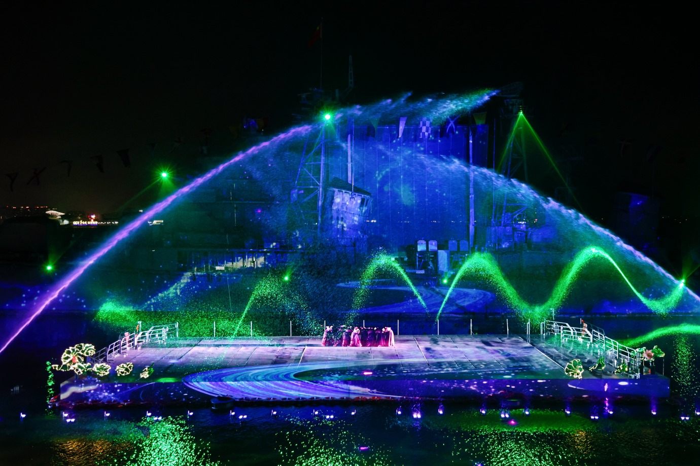 海上觀眾席直面大海與戰艦,沉浸式感受 "戰艦為幕,星辰作景" 的壯闊意境 海上觀眾席直面大海與戰艦,沉浸式感受 "戰艦為幕,星辰作景" 的壯闊意境