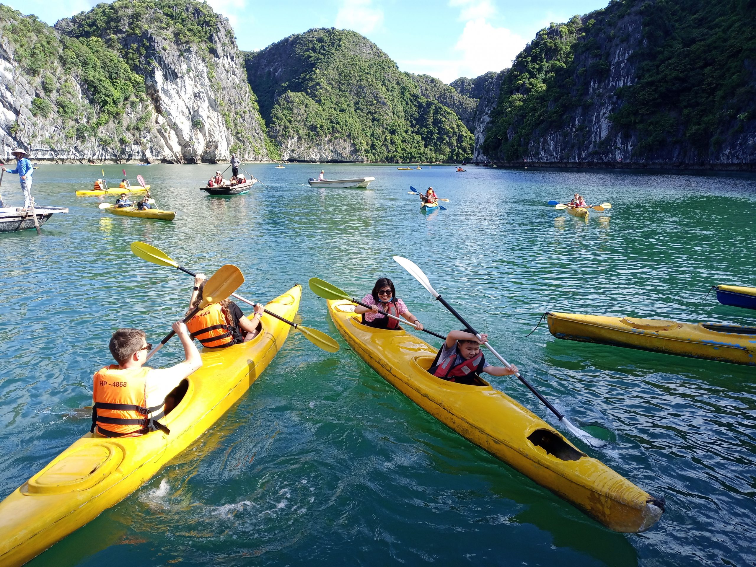 與親朋好友一同享受獨木舟的樂趣,並欣賞周圍美麗的島嶼風光。 與親朋好友一同享受獨木舟的樂趣,並欣賞周圍美麗的島嶼風光。