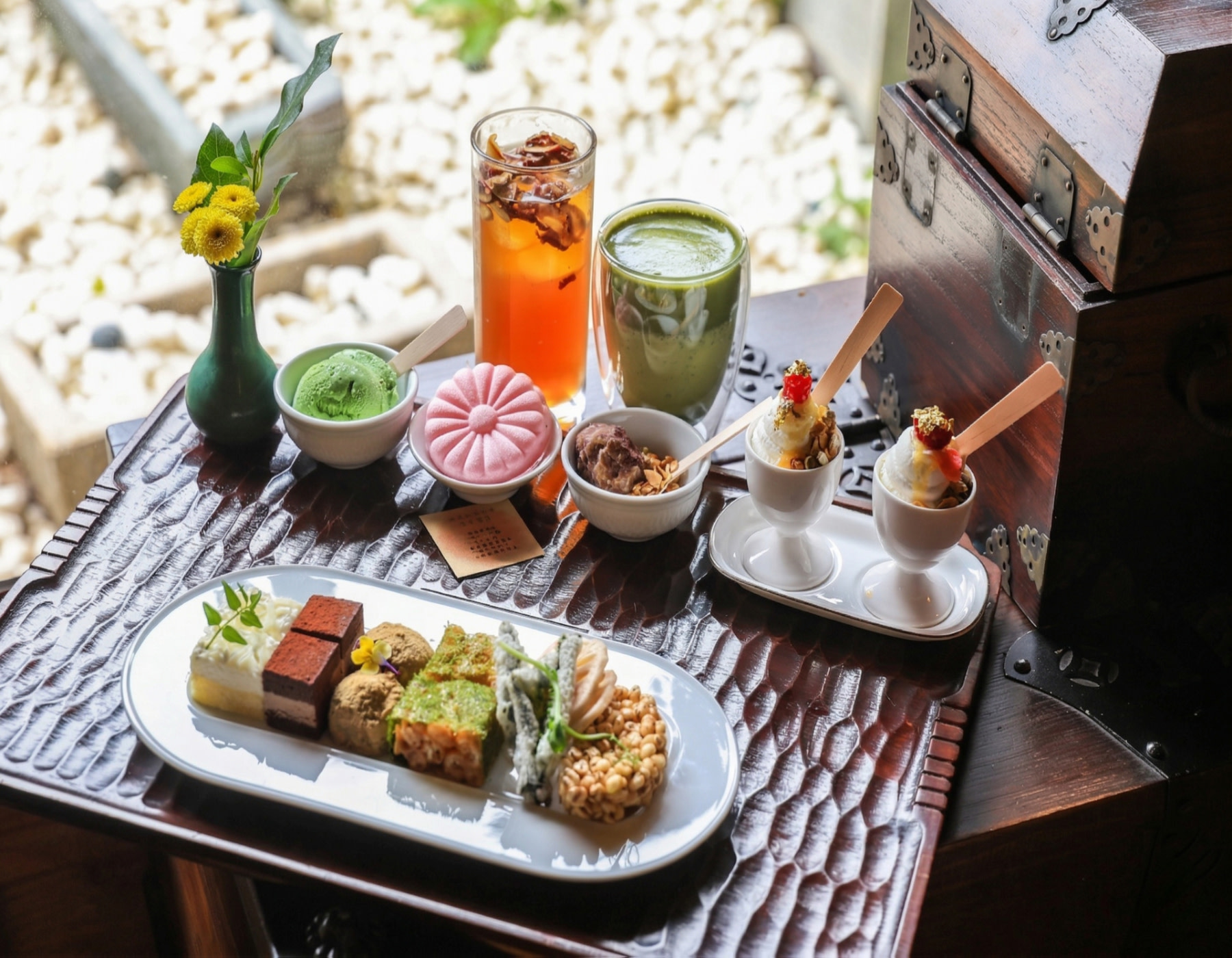 「韓式優雅滋味」從精緻花紋的最中餅，到清香抹茶與傳統點心，享受一場視覺與味蕾的盛宴，體驗韓國獨有的待客之道。