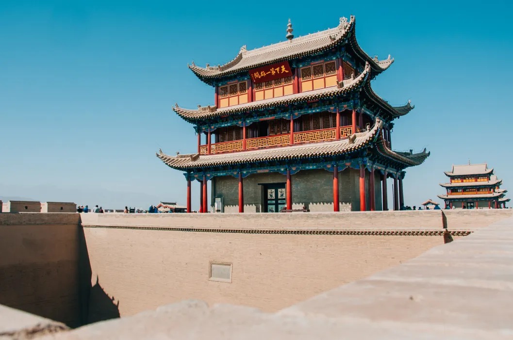 第四天:我們先抵達【嘉峪關關城】,從關外看去,巍峨雄壯的關城及甕城佇立在夕陽之下,一派莊嚴。幾百年前的大青石,依舊在這裡默默地承載著歷史的厚重。 嘉峪關外,是延綿的祁連山脈,遠處的山頂可見積雪,天空的燦爛雲霞將嘉峪關關城襯托地更加壯美。 第四天:我們先抵達【嘉峪關關城】,從關外看去,巍峨雄壯的關城及甕城佇立在夕陽之下,一派莊嚴。幾百年前的大青石,依舊在這裡默默地承載著歷史的厚重。 嘉峪關外,是延綿的祁連山脈,遠處的山頂可見積雪,天空的燦爛雲霞將嘉峪關關城襯托地更加壯美。