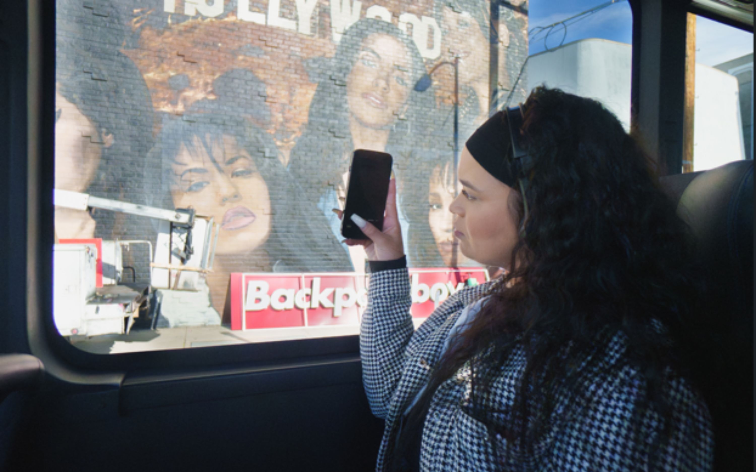 從您的導覽巴士車窗捕捉城市獨特的景色