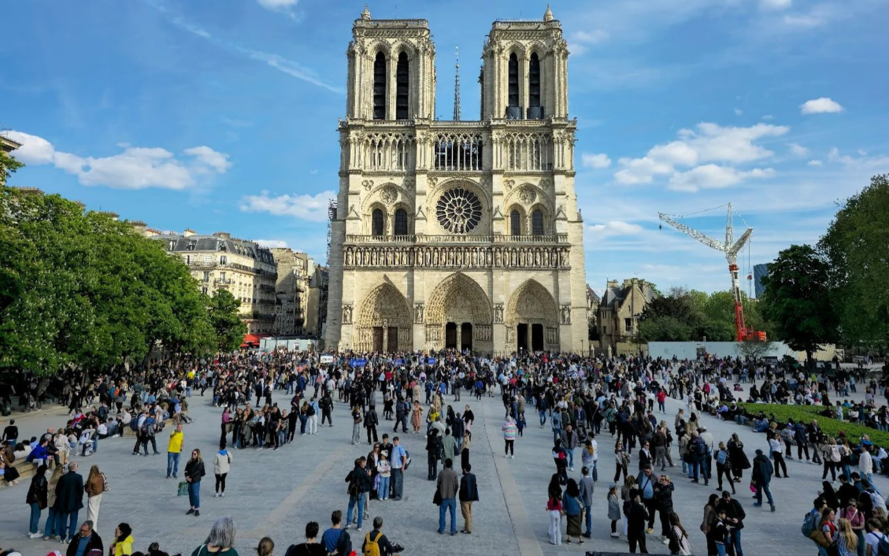 Notre-Dame Cathedral walking tour in Paris with small group option