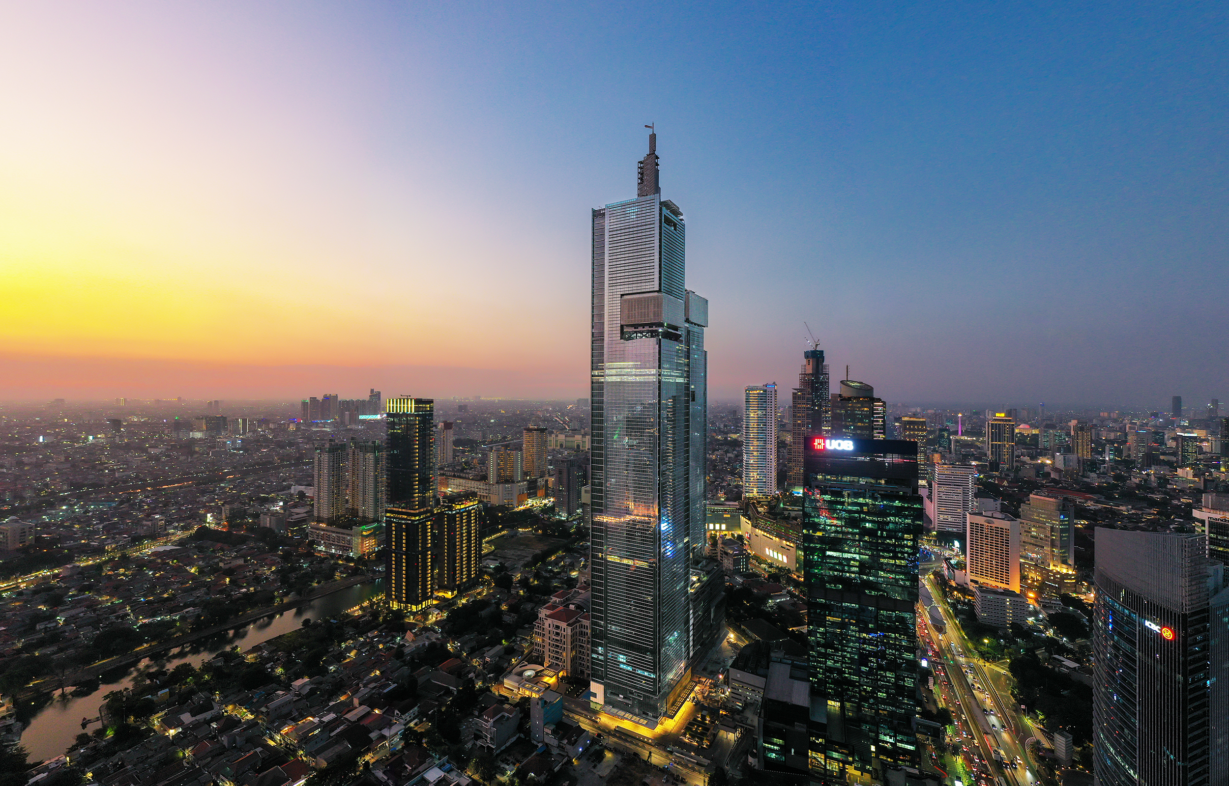 UP位於雅加達市中心,從地面拔地而起385米,坐落在Autograph Tower頂層,該塔是印度尼西亞和南半球最高的建築! UP位於雅加達市中心,從地面拔地而起385米,坐落在Autograph Tower頂層,該塔是印度尼西亞和南半球最高的建築!