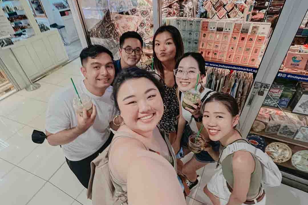 在體驗過程中向攝影師打個招呼，同時解決線索，享受愉快的旅行！