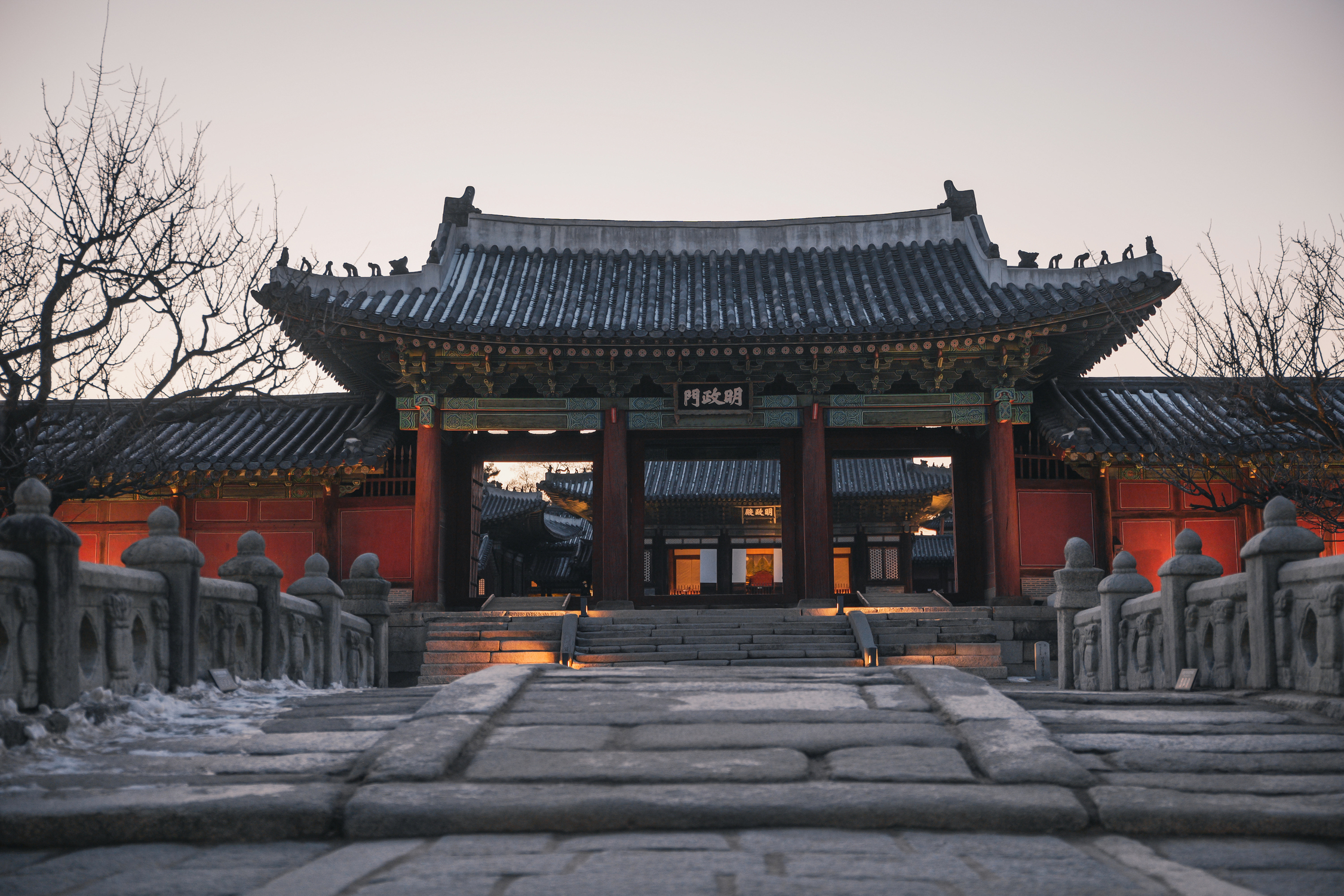 Seoul: Palace, Temple and Market Guided Foodie Tour at Night
