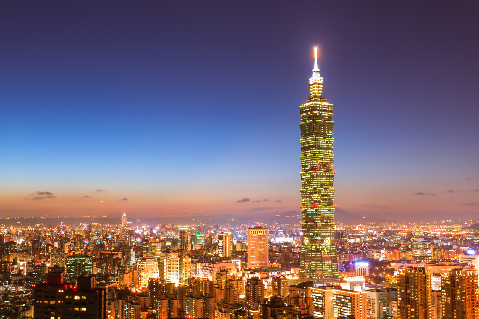 Taipei Night Tour: Taipei 101 & Chiang Kai-shek Memorial Hall & Longshan Temple & Ningxia Night Market