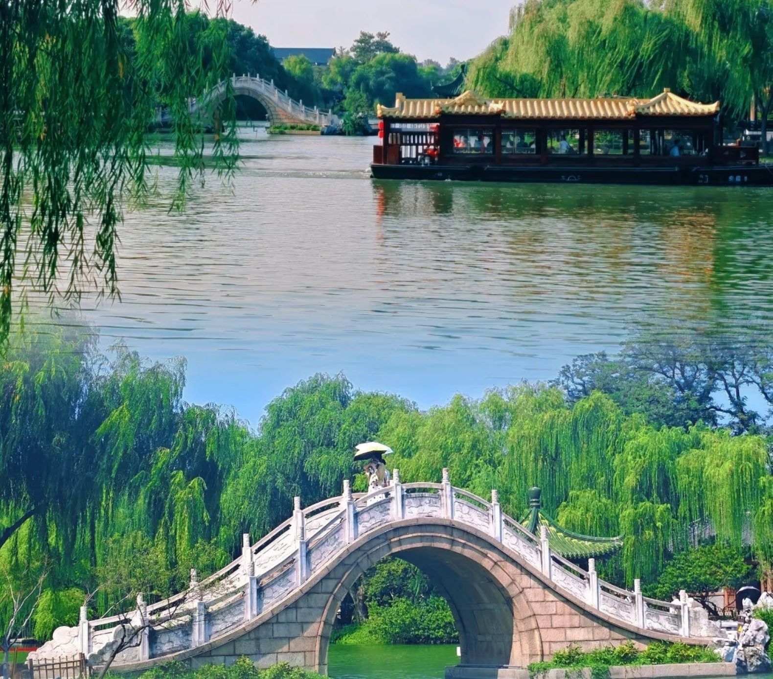 揚州最負盛名的風景區——瘦西湖。康熙、乾隆兩代帝王多次南巡，造就了這裡“兩岸花柳全依水，一路樓臺直到山”的湖上園林群