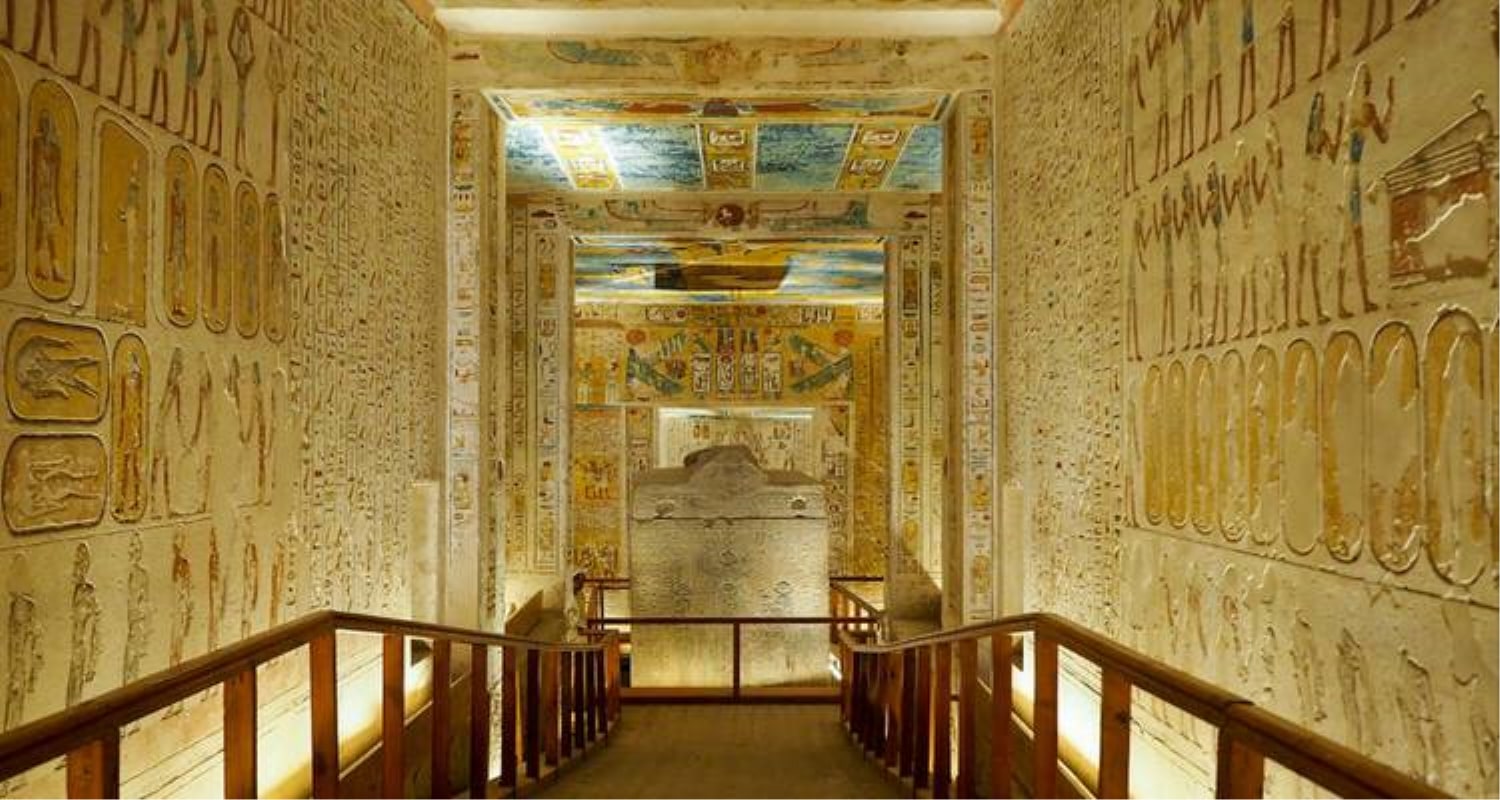  A Comprehensive East and West Bank Tour