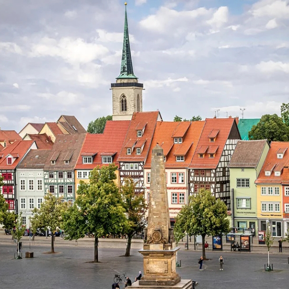 埃爾福特 (Erfurt) 是德國圖林根邦的首府,擁有超過1,200年的悠久歷史,堪稱建築與文化瑰寶。 埃爾福特 (Erfurt) 是德國圖林根邦的首府,擁有超過1,200年的悠久歷史,堪稱建築與文化瑰寶。