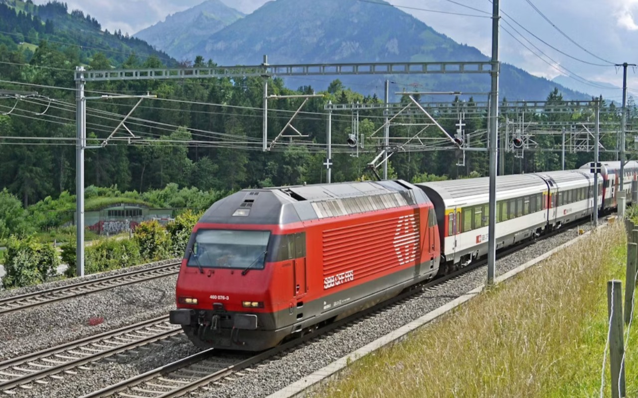 搭乘這列經典紅色列車，飽覽瑞士阿爾卑斯山脈的壯麗風光