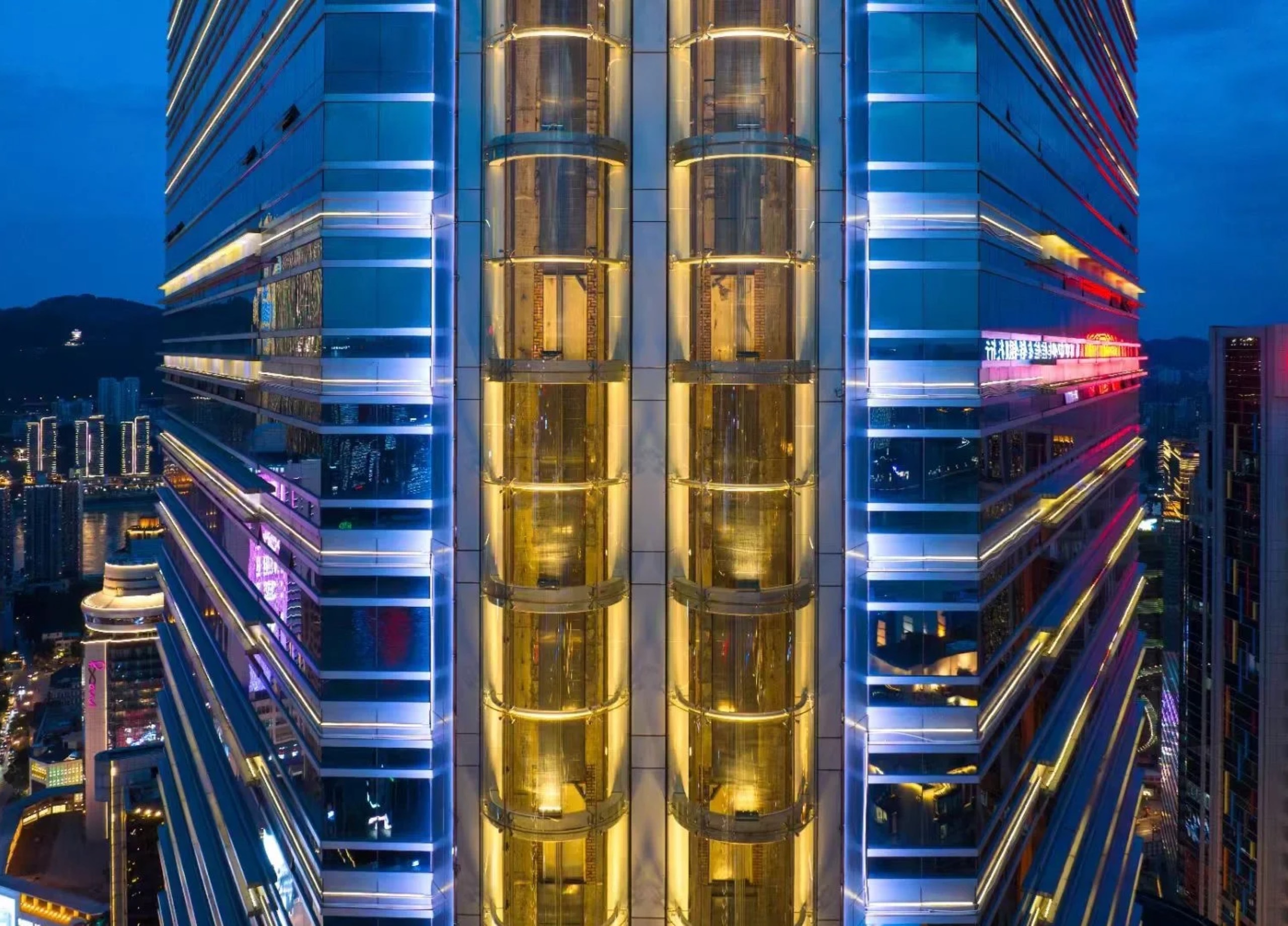 乘坐亞洲最長外掛觀光電梯極速登頂,211.9米高的外掛觀光電梯,85秒直達56層,穿梭雲端的過程本身即是一場視覺冒險,彷彿從現實躍入科幻片 乘坐亞洲最長外掛觀光電梯極速登頂,211.9米高的外掛觀光電梯,85秒直達56層,穿梭雲端的過程本身即是一場視覺冒險,彷彿從現實躍入科幻片